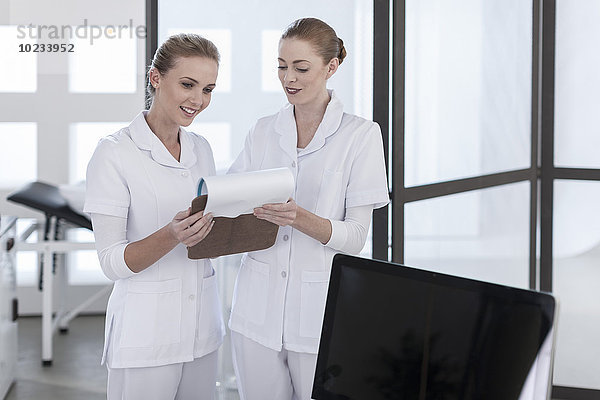 Zwei Krankenschwestern schauen in die Zwischenablage