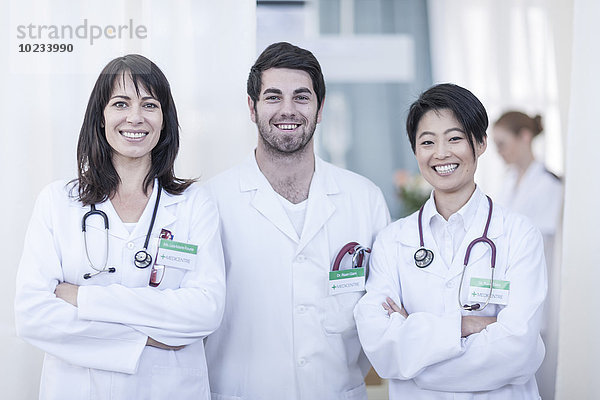 Porträt von drei lächelnden Ärzten