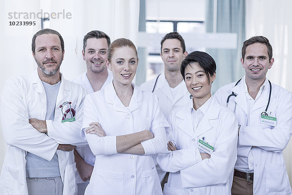 Porträt des selbstbewussten Krankenhausteams