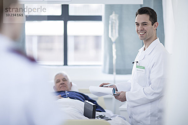 Porträt eines lächelnden Arztes im Krankenhauszimmer