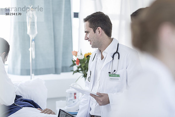 Ärzte untersuchen Patienten in einem Krankenhauszimmer
