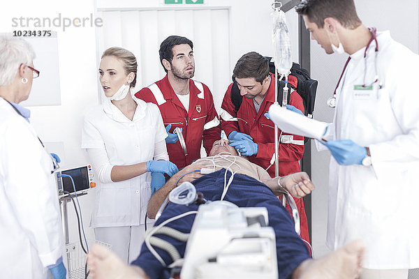 Krankenhauspersonal hilft Patienten in Notfällen