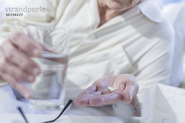 Patient im Krankenhaus  der Medikamente einnimmt