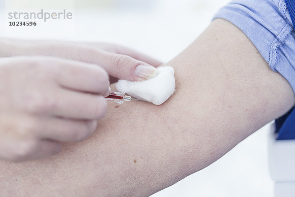 Krankenschwester nimmt Blut vom Patienten  Nahaufnahme