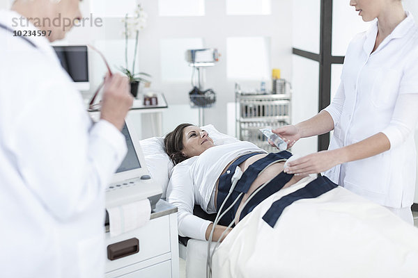 Schwangere Frau wird medizinisch untersucht