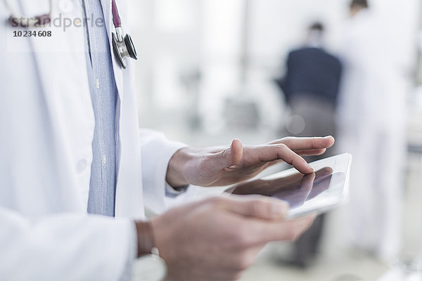 Nahaufnahme des Arztes mit einem digitalen Tablett