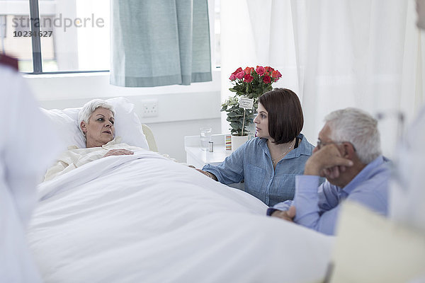 Familienbesuch eines älteren Patienten im Krankenhaus