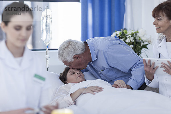 Älterer Mann besucht Frau im Krankenhaus