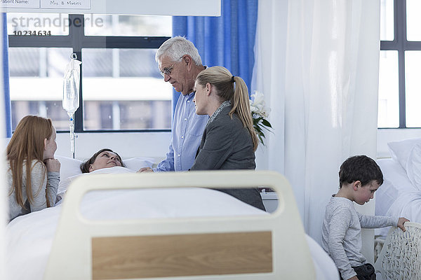 Familie besucht reife Patientin im Krankenhaus