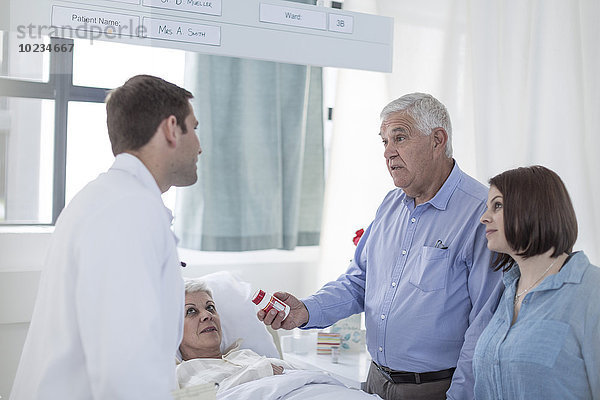 Familie und Arzt zu Besuch im Krankenhaus