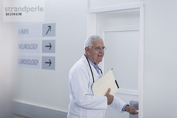 Arzt im Krankenhaus Flur öffnende Tür