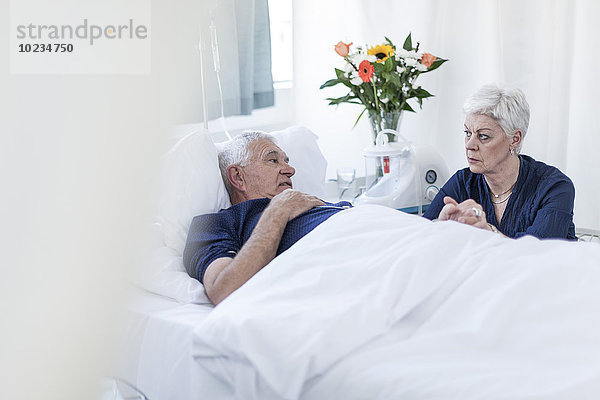 Seniorin zu Besuch beim Ehemann im Krankenhaus