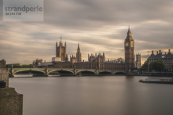 UK  London  Blick auf Westminster Bridge und Palace of Westminster mit Big Ben  lange Belichtung