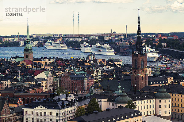 Schweden  Blick über die Insel Gamla Stan auf den Kreuzfahrthafen von Stockholm