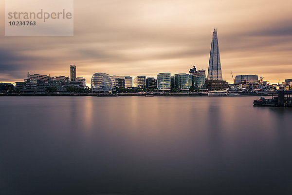 UK  London  Blick auf die Themse mit modernen Bürogebäuden im Hintergrund  Langzeitbelichtung