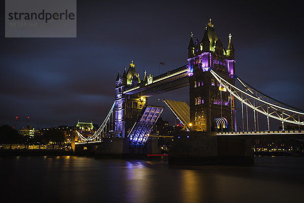 UK  London  Blick auf die beleuchtete Tower Bridge bei Nacht