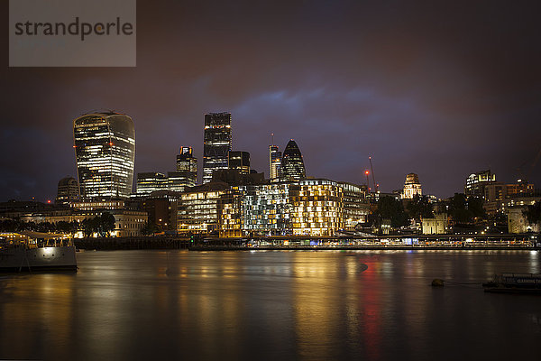 UK  London  Blick auf die Themse und beleuchtetes Finanzviertel bei Nacht
