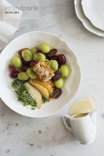 Birnen-Trauben-Salat mit Honig und Kresse