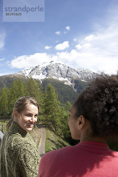 Schweiz  zwei junge Frauen auf einer Aussichtsterrasse