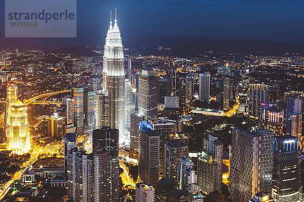 Malaysia  Kuala Lumpur  Stadtbild bei Nacht