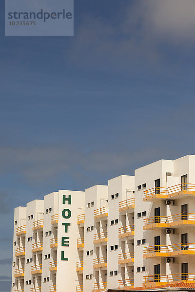 Spanien  Sevilla  Blick auf die Fassade mit gelben Balkonen eines Hotels