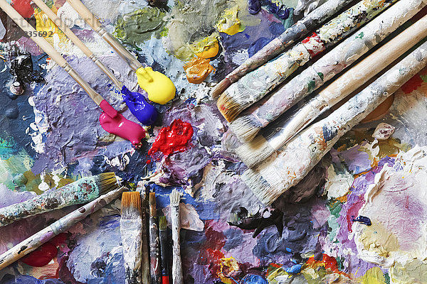 Pinsel und frische Farbe auf Künstlerpalette