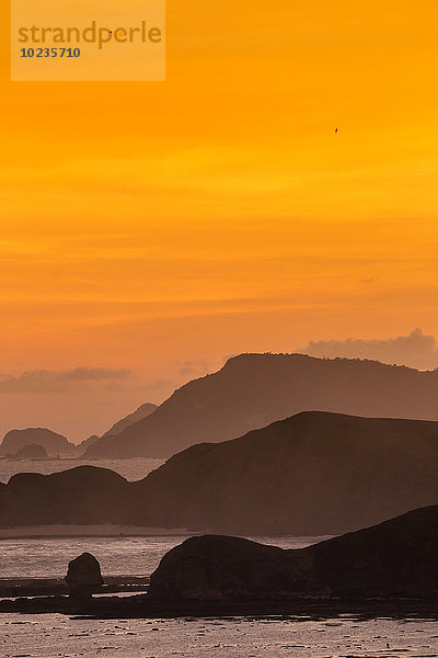 Indonesien  Bali  Küste der Insel Lombok bei Sonnenuntergang