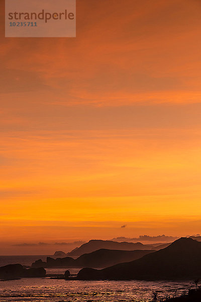 Indonesien  Bali  Küste der Insel Lombok bei Sonnenuntergang