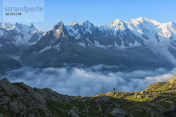 Frankreich  Mont Blanc  Cheserysee  Wanderer vor dem Mount Blanc bei Sonnenaufgang