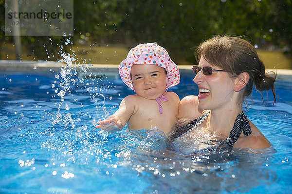 Spanien  Mallorca  Mutter und ihre kleine Tochter zusammen im Schwimmbad