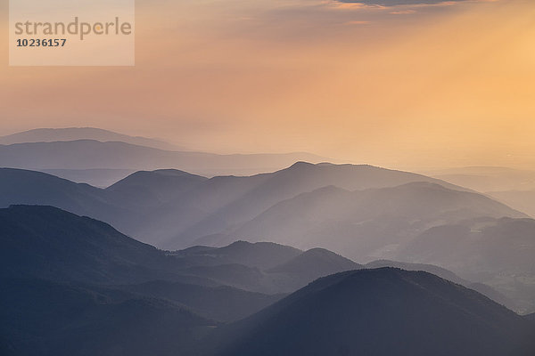 Österreich  Niederösterreich  Wiener Alpen  Blick vom Schneeberg auf Puchberg am Schneeberg bei Sonnenaufgang