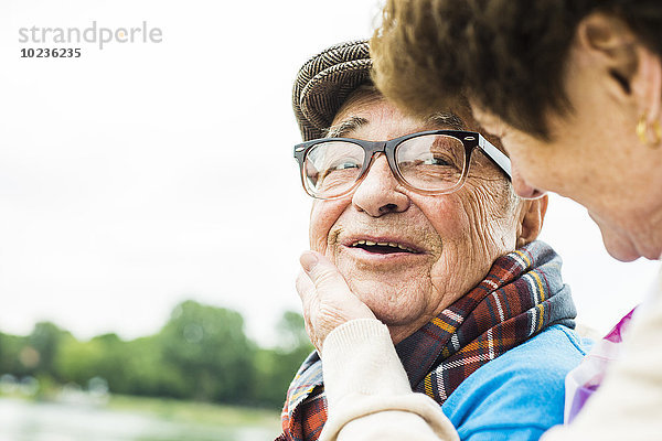 Porträt eines glücklichen älteren Mannes von Angesicht zu Angesicht mit seiner Frau