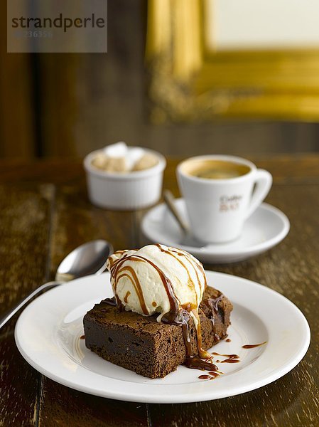 Brownie mit Vanilleeis und Espresso im Pub