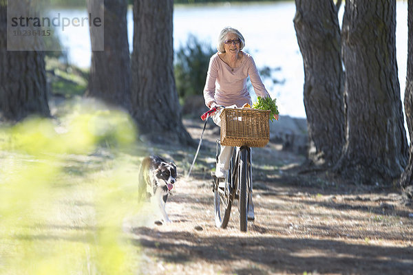 Seniorin auf dem Fahrrad