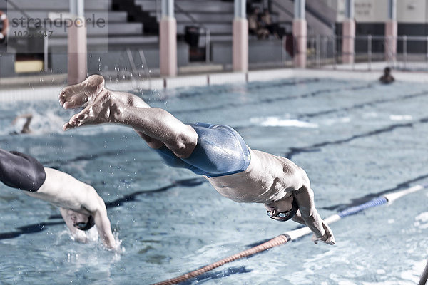 Zwei Schwimmer im Hallenbad beim Start