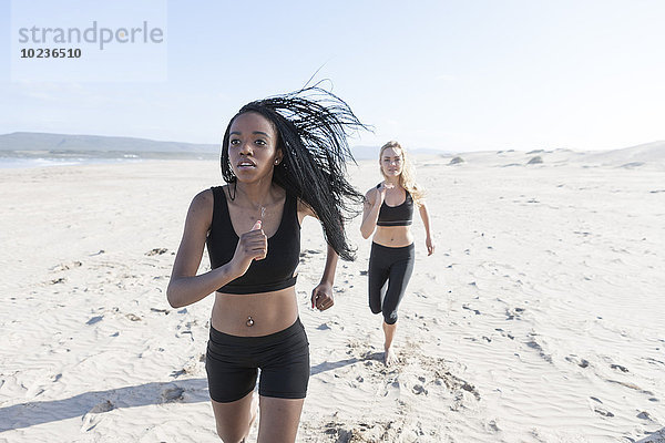 Südafrika  Kapstadt  zwei Frauen beim Joggen am Strand