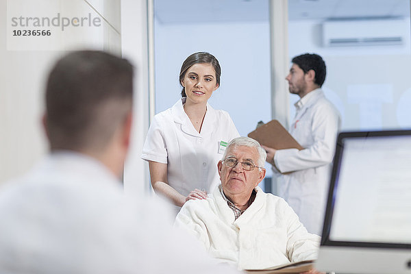 Krankenschwester und Patient an der Klinikaufnahme