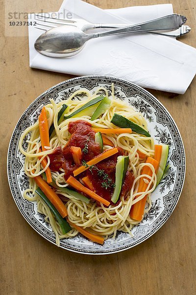 Spaghetti mit Zucchini  Möhren und Tomatensauce (Draufsicht)