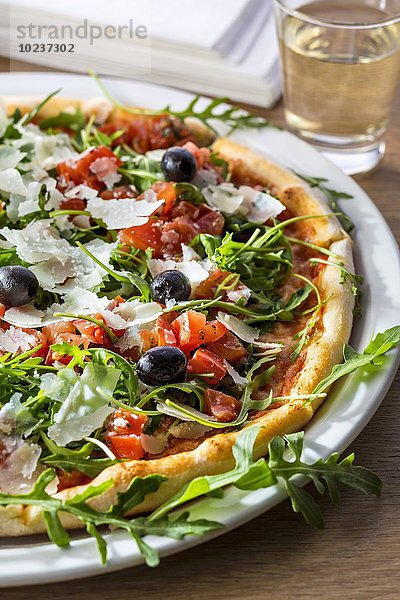 Pizza Bruschetta mit Oliven  Käse  Rucola und Tomaten