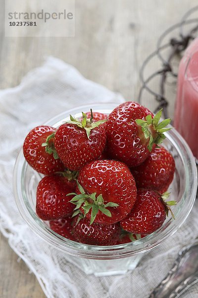 Frische Erdbeeren im Glas und selbstgemachte Erdbeermilch