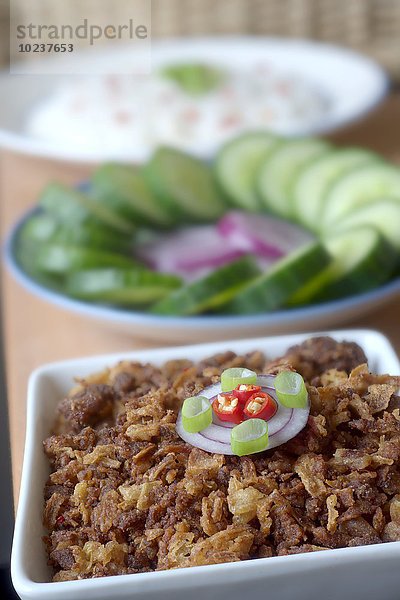 Sautierte burmesische Garnelenpaste mit Salat und Reis
