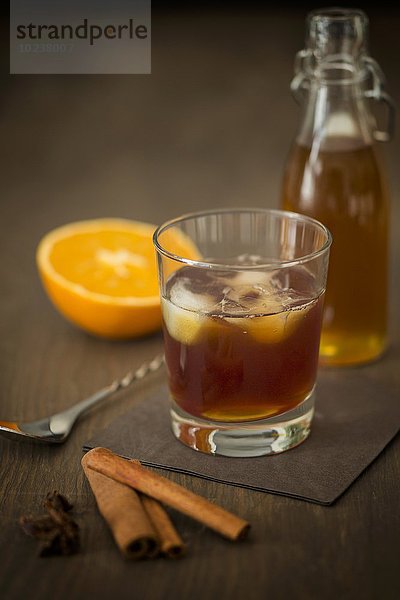 Old Fashioned Rum mit selbstgemachtem Zimt-Orangen-Sirup