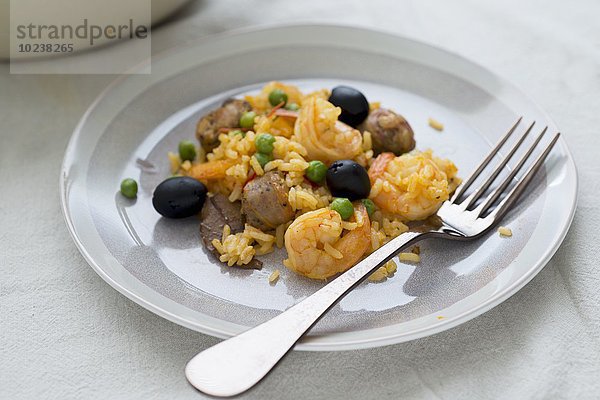 Reis mit Shrimps  Wurst und Oliven