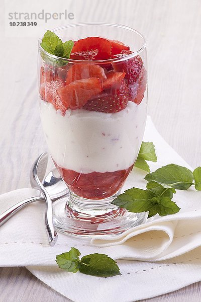 Vanilledessert mit Erdbeeren