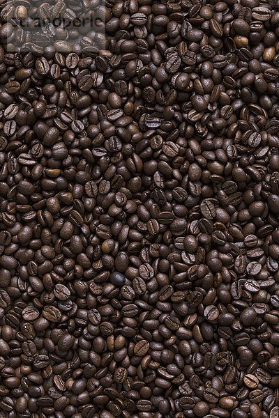 Viele dunkle Kaffeebohnen