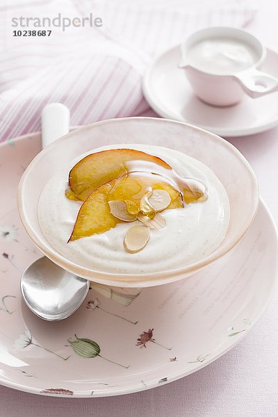 Joghurt mit Gewürzen  Apfel  Honig und Mandelblättchen