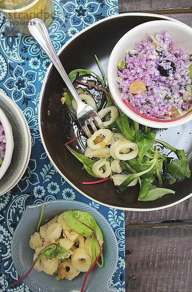 Couscous mit lila Blumenkohl und frittierten Tintenfischringen