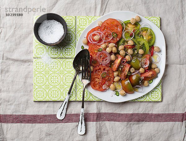 Kichererbsen-Tomaten-Salat mit Zwiebelringen