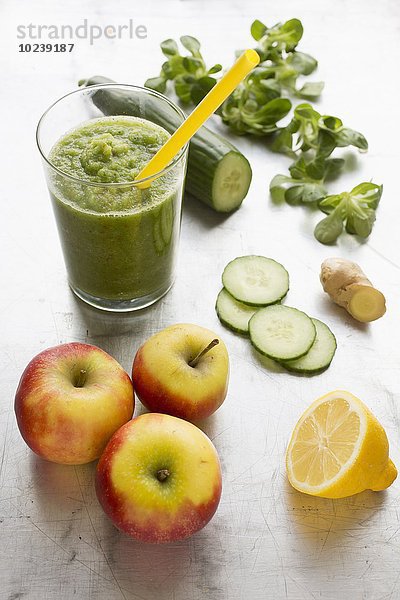 Grüner Smoothie mit Zutaten