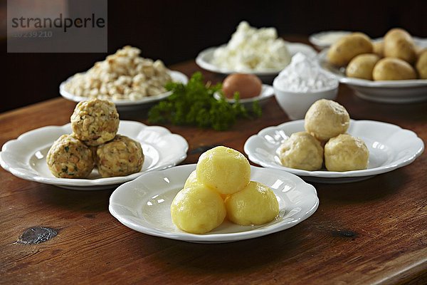 Semmel-  Kartoffel- und Topfenknödel mit Zutaten